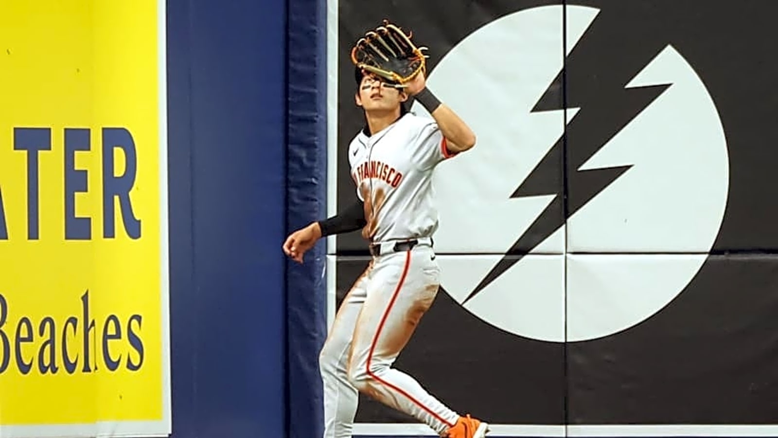Giants Outfielder Jung Hoo Lee makes &#39;The Catch of the Decade&#39; against the Rays