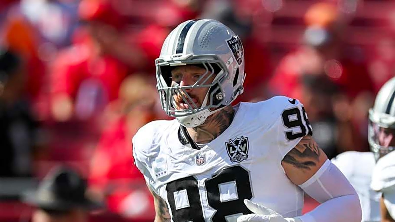 Former NFL Defensive End Sends Messages to Raiders&#39; Maxx Crosby