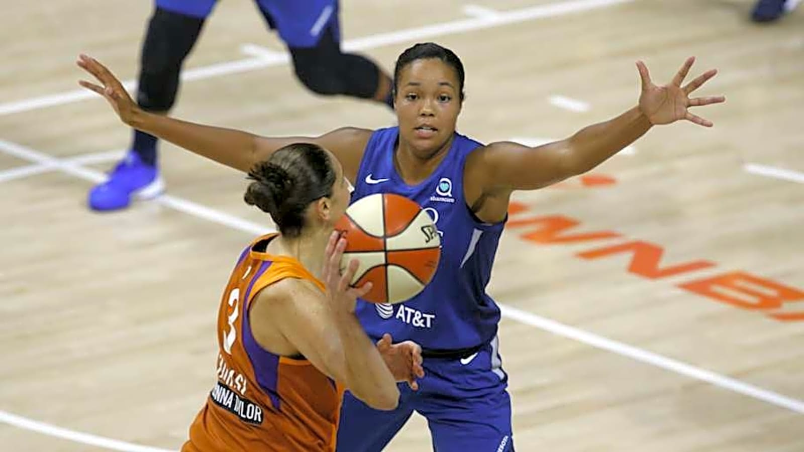 How Phoenix Defeated Connecticut In A Thrilling Battle