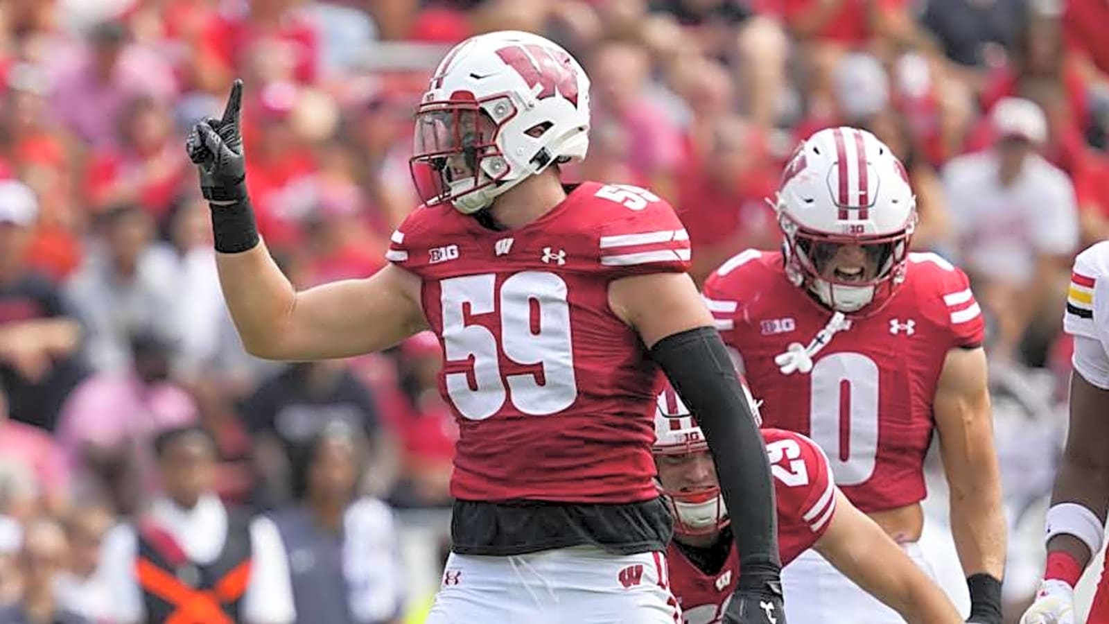 Badgers linebacker surprisingly returns to Wisconsin for seventh collegiate season