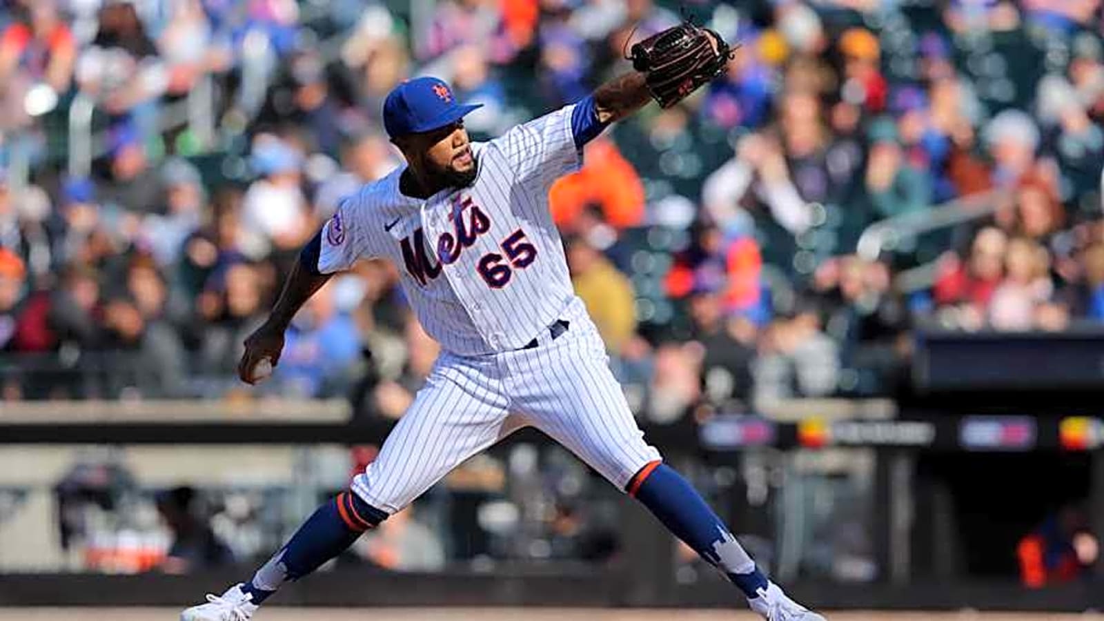 Former New York Mets reliever takes a swing at fan during game