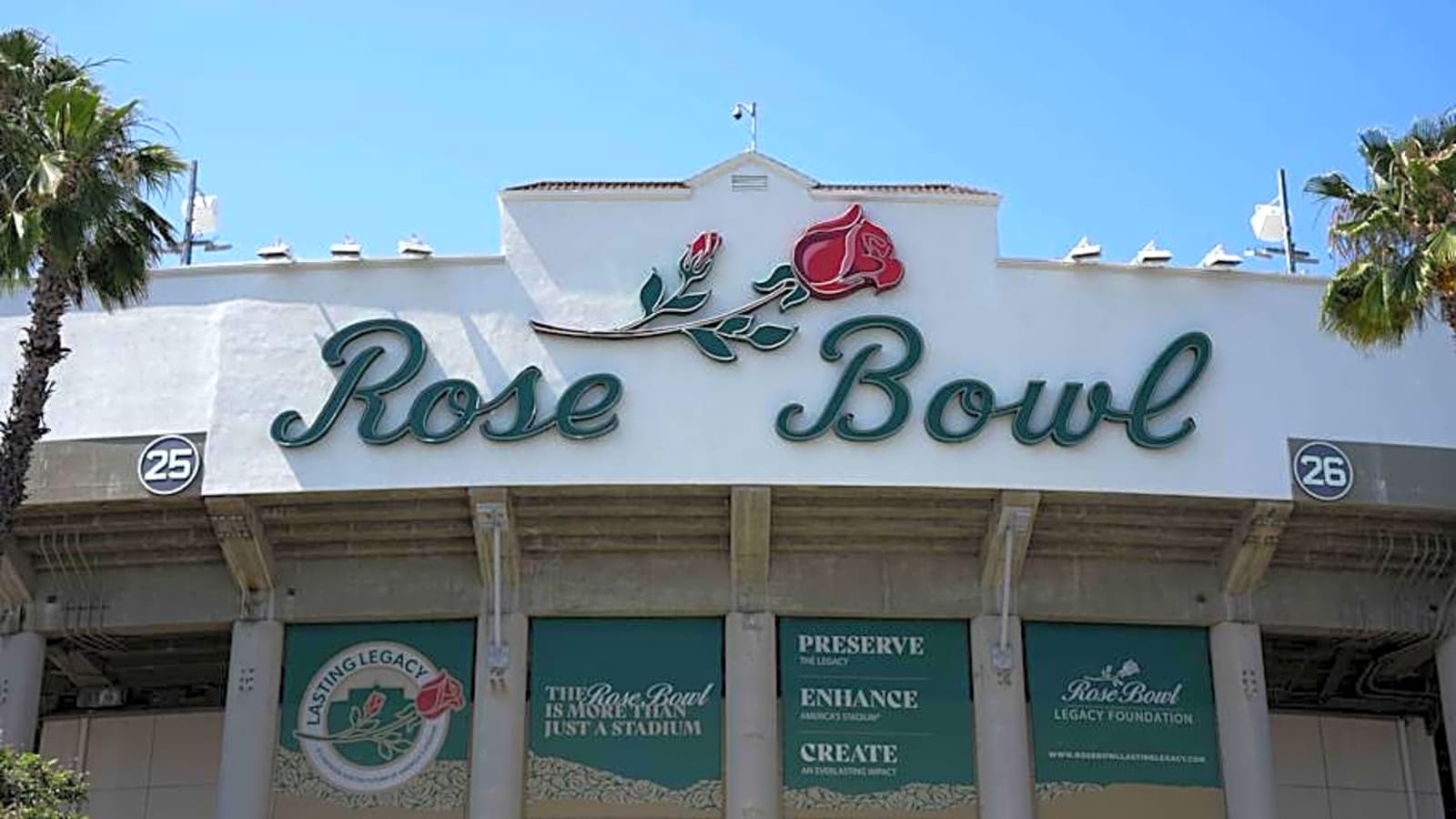 Rose Bowl unveils statue celebrating 1902 Michigan team