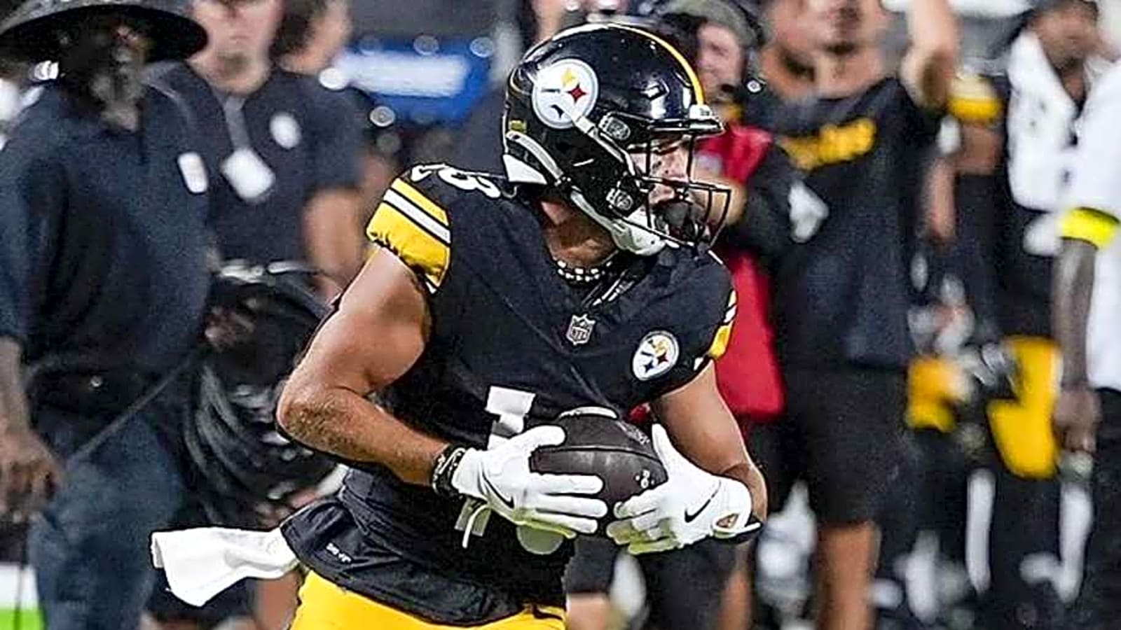Steelers WR Suffers Finger Injury Before Packers Game