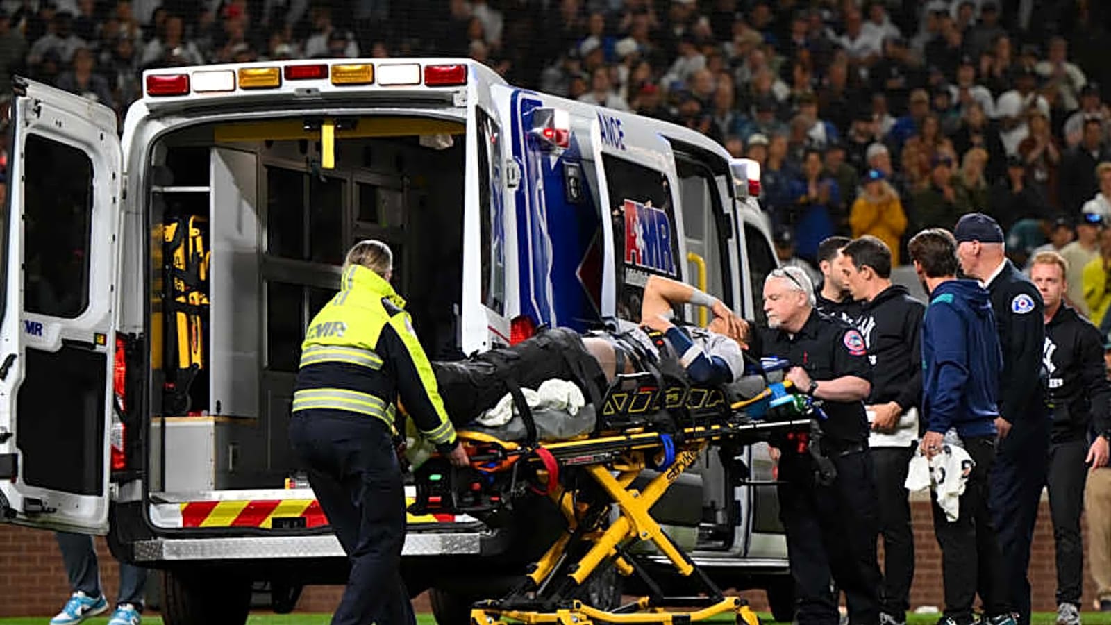 New York Yankees&#39; Oswaldo Cabrera Leaves Field in Ambulance After Scary Leg Injury