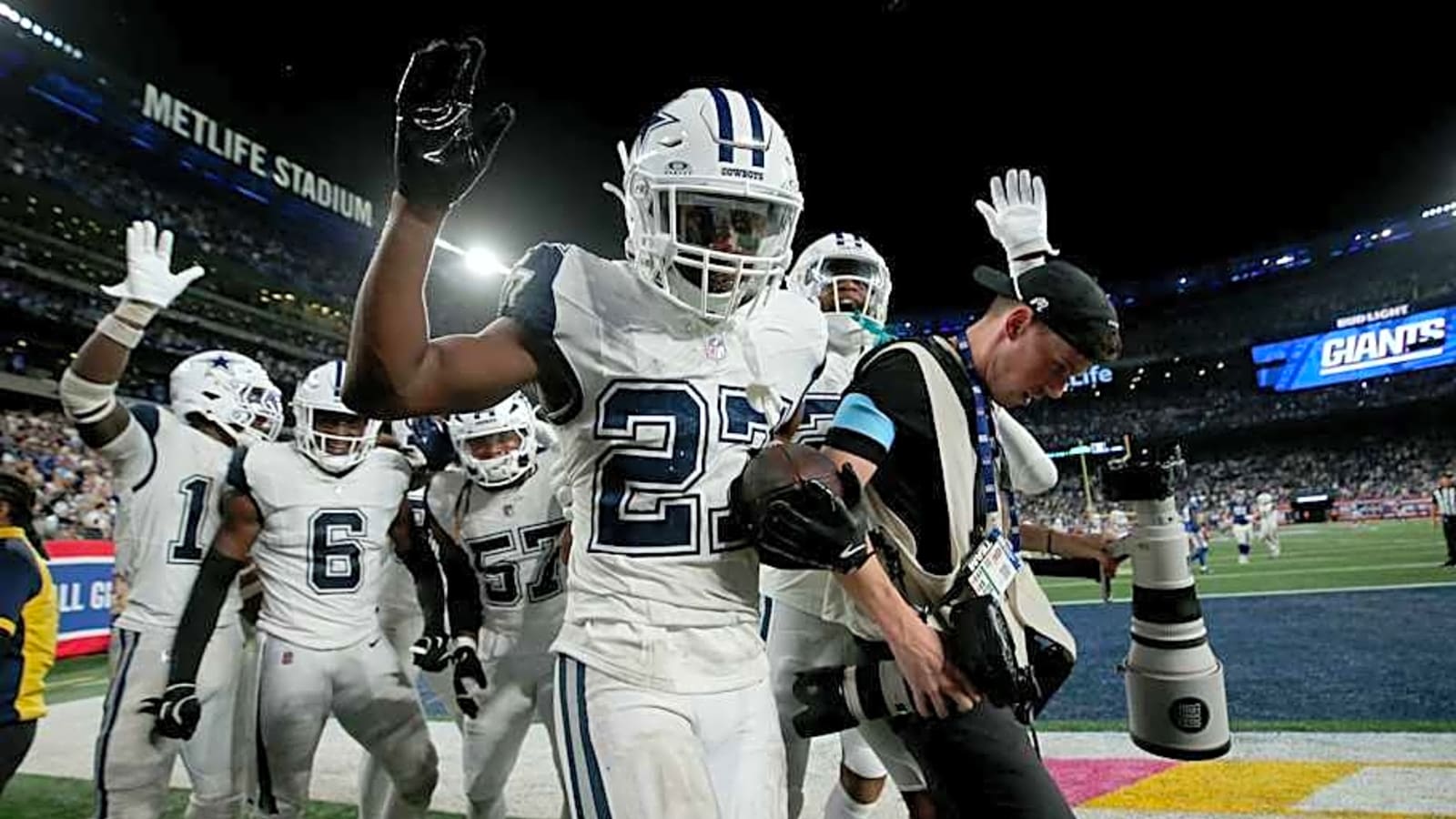 Former Dallas Cowboys starter at position of need signs with Titans