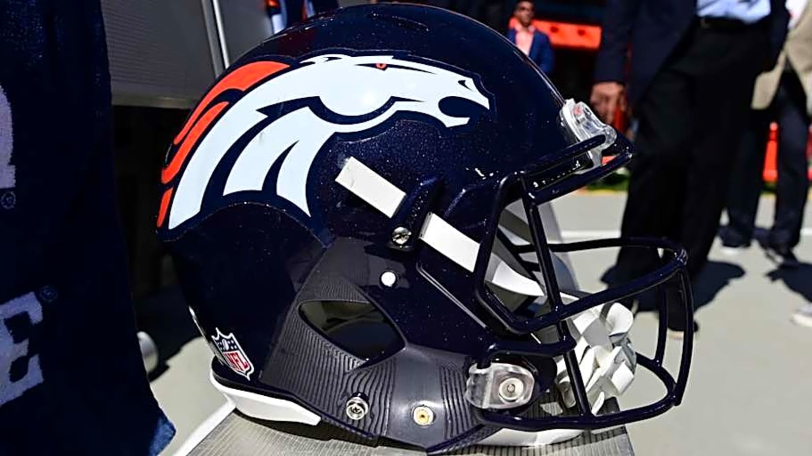 Former Buccaneers Super Bowl Champion signs with Denver Broncos