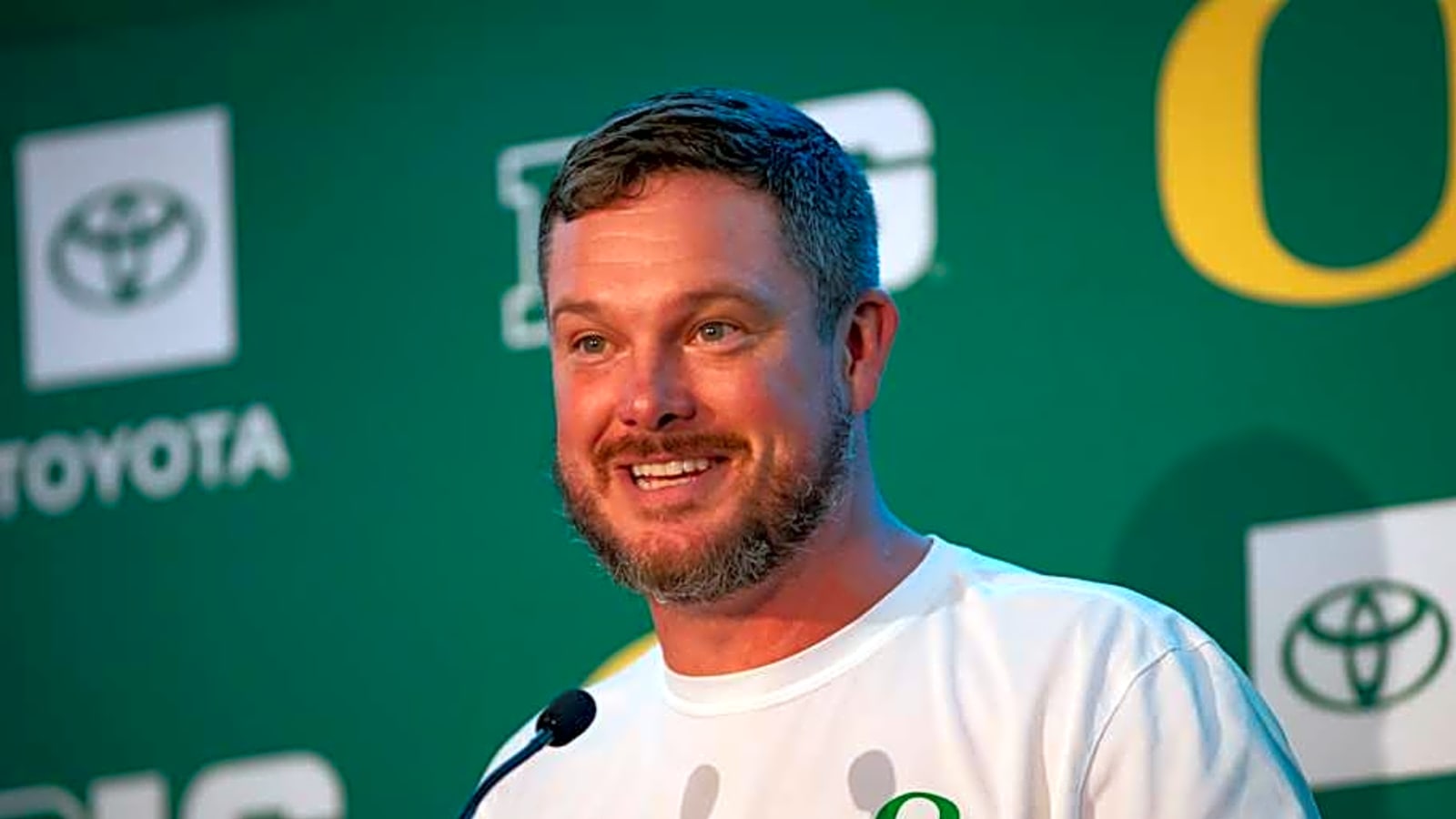 Oregon Ducks Offensive Tackle Isaiah World&#39;s Interesting NIL, Transfer Portal Decision