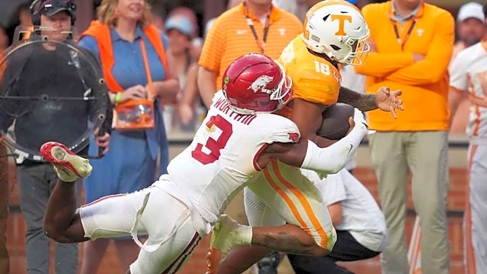 Tennessee Football&#39;s DeSean Bishop Exits and Doesn&#39;t Return Following Injury