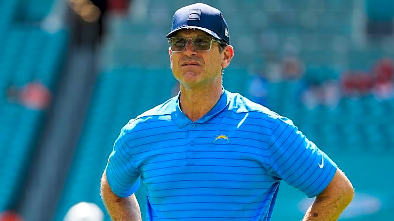 Jim Harbaugh can&#39;t read the room, offers baffling comments about Chargers defense