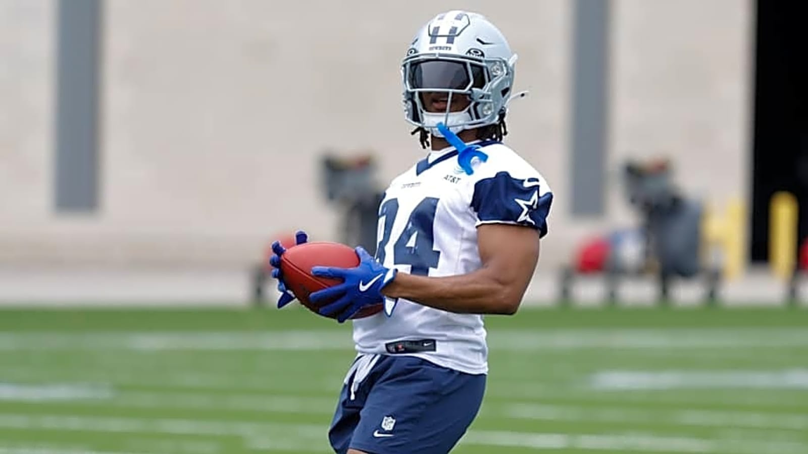 Cowboys&#39; Jaydon Blue scores first NFL TD in debut, mesmerizing fans with second-effort