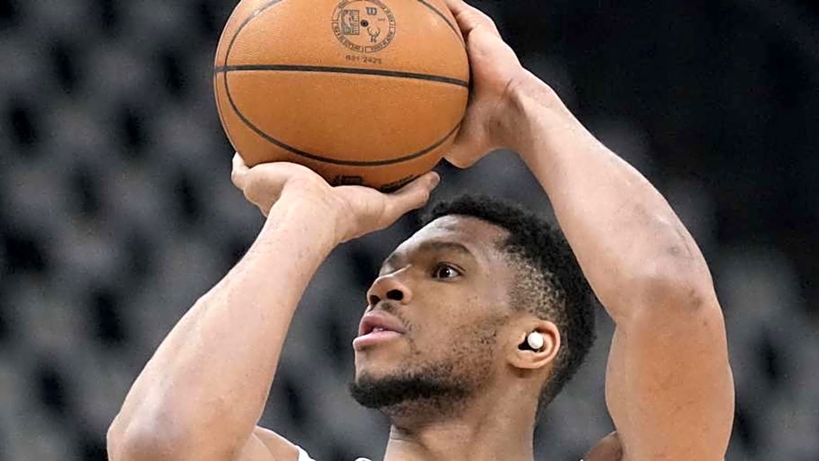 Bucks Notes: Signing Made Official, Giannis Antetokounmpo Trade Insight, More
