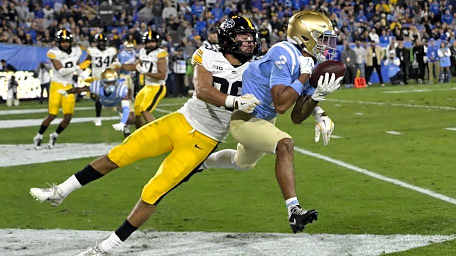 Steelers Sign Iowa DB