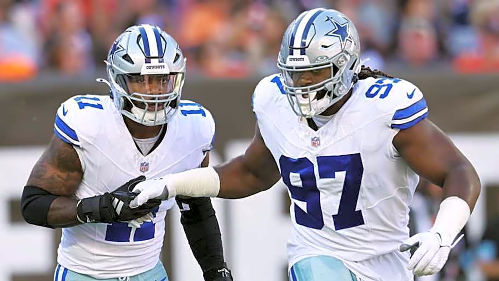 Micah Parsons, Cowboys DL get in intense beach workout before training camp