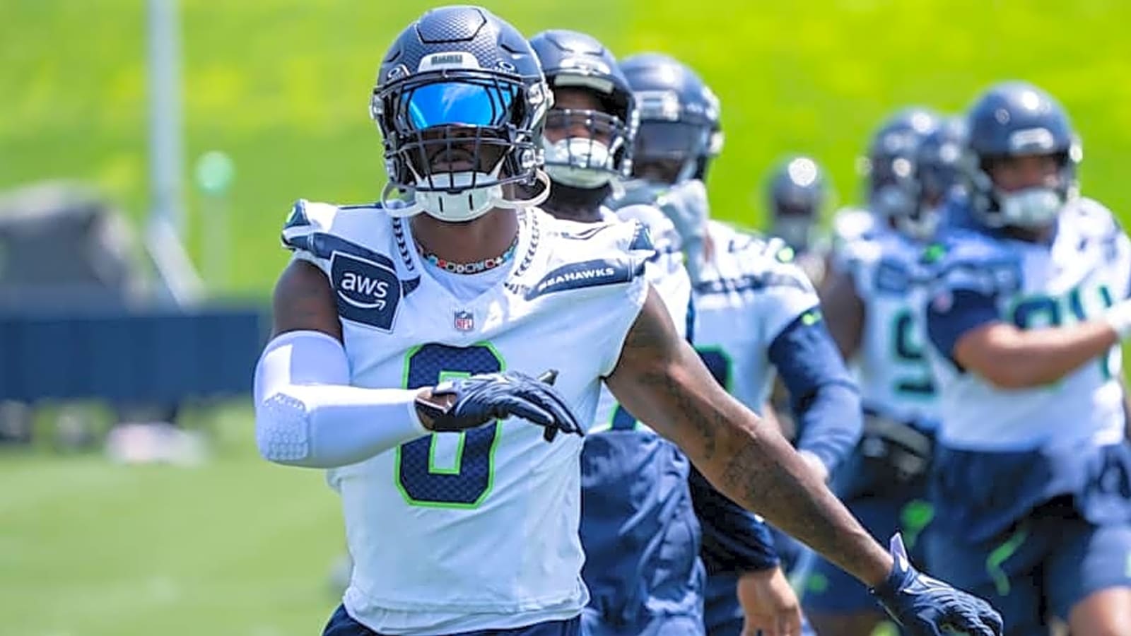 Dallas Cowboys legend looks unnatural and wrong in Seahawks team photo