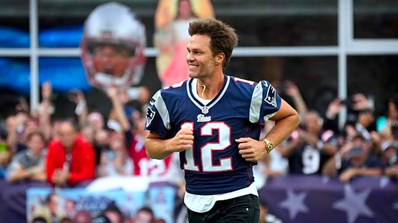 Cowboys LB Receives Special Gift from Patriots Legend