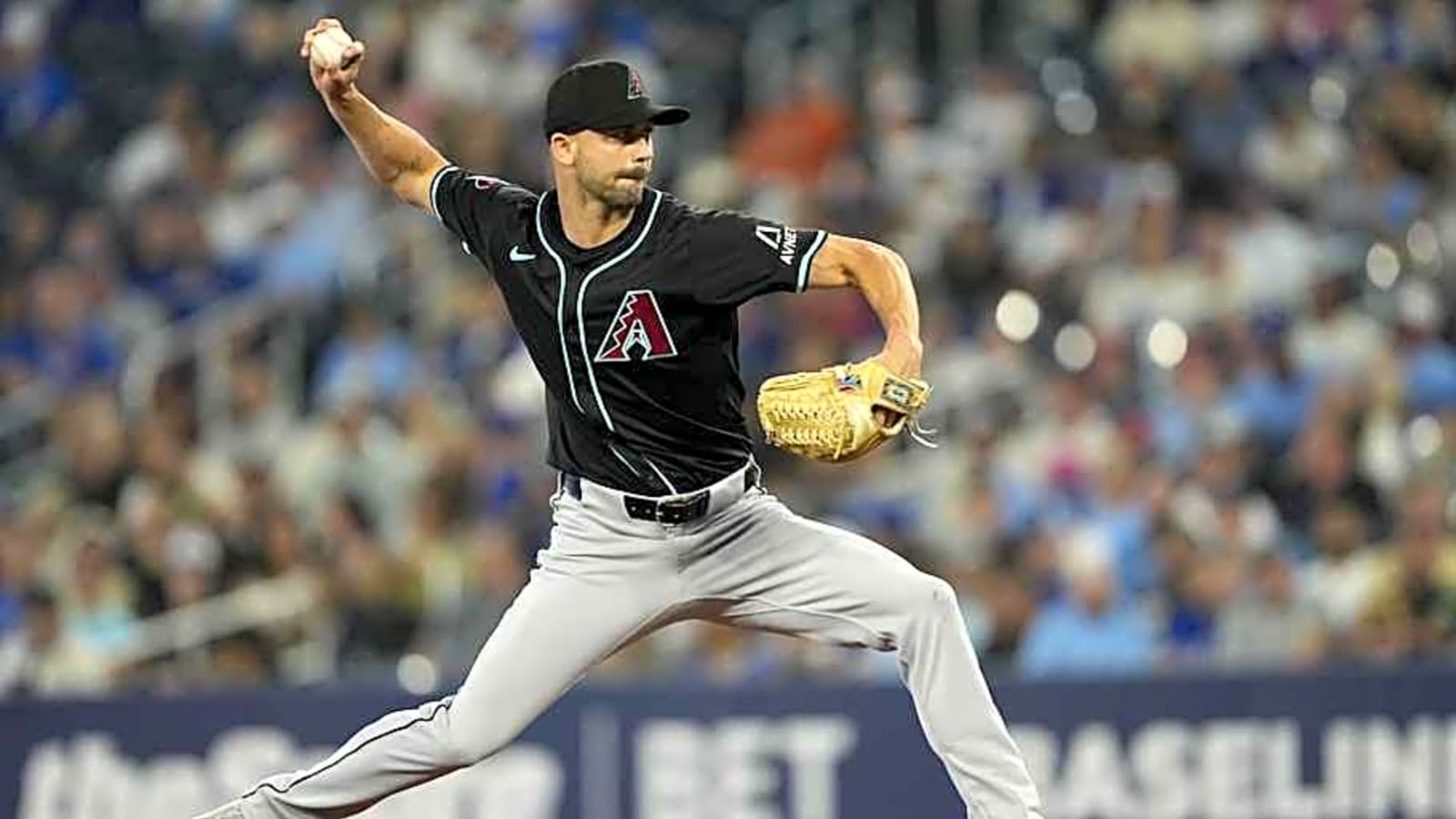Diamondbacks DFA Struggling Reliever, Call Up Righty from Triple-A
