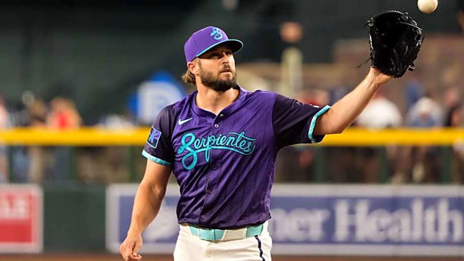 Diamondbacks DFA Veteran Reliever in 4-Player Roster Move