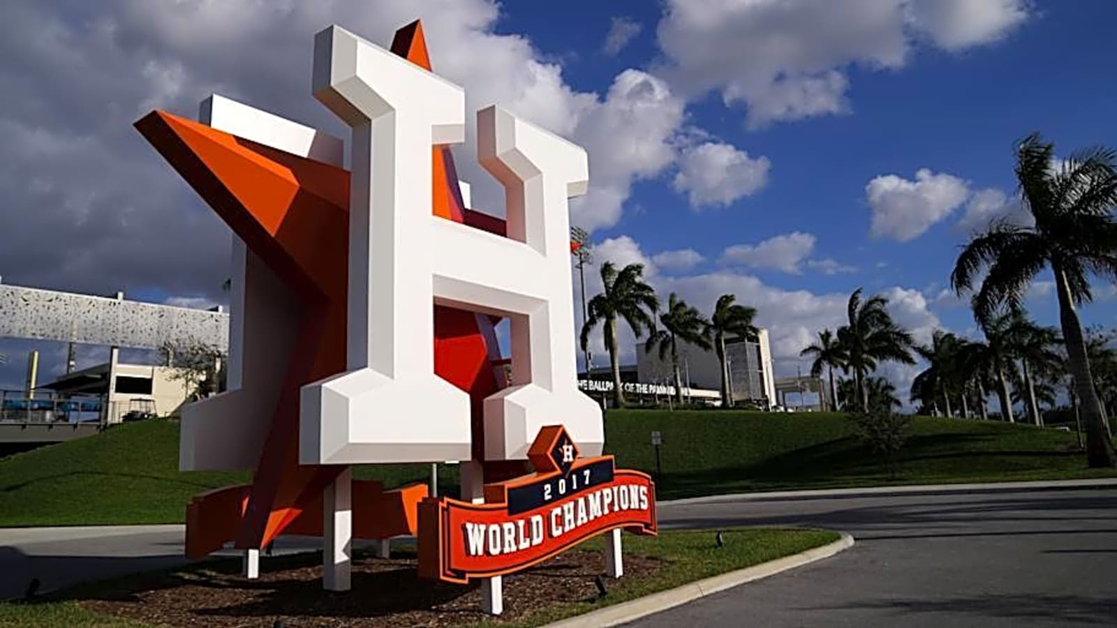 Astros Pitcher Poised as Top Game-Changing Ace in Free Agent Market