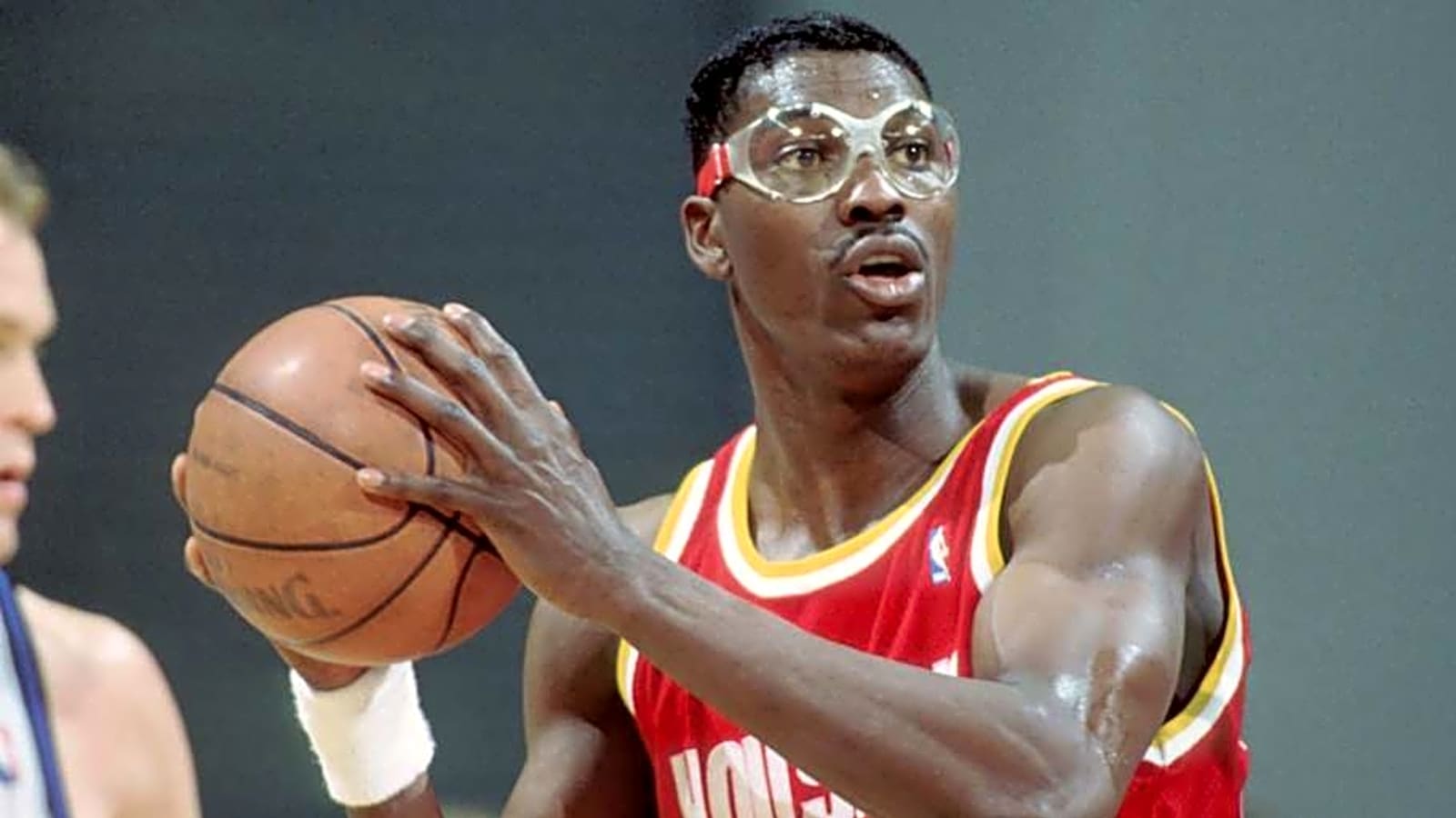 Rockets&#39; Hakeem Olajuwon Ranks as Top International Player in NBA History