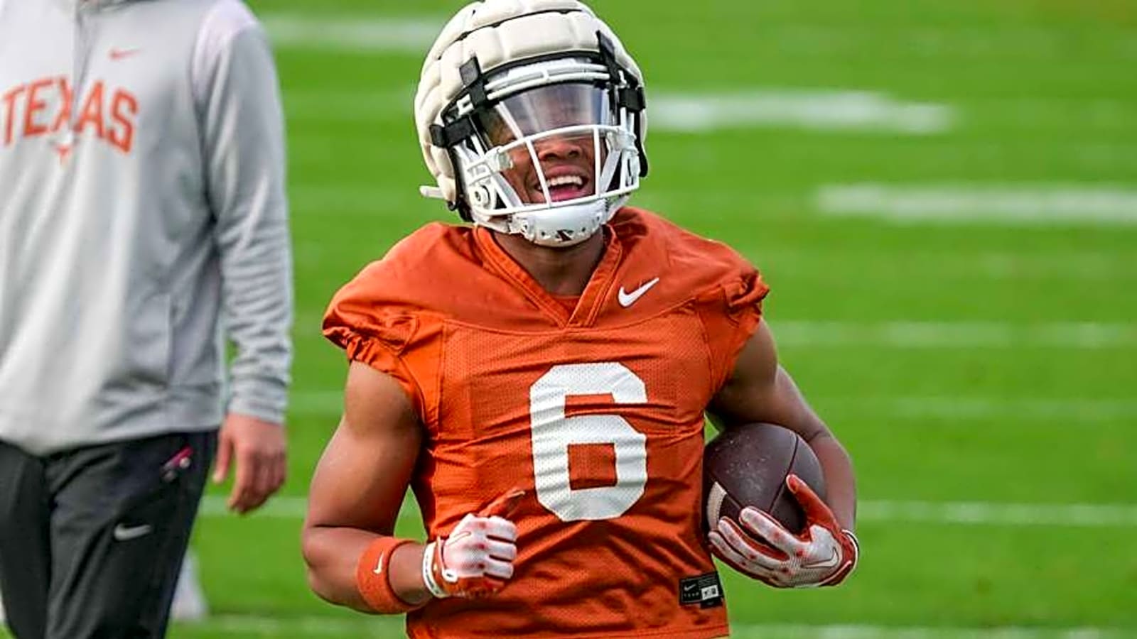 Texas Longhorns Freshman RB Already Earning Rave Reviews Early in Fall Camp