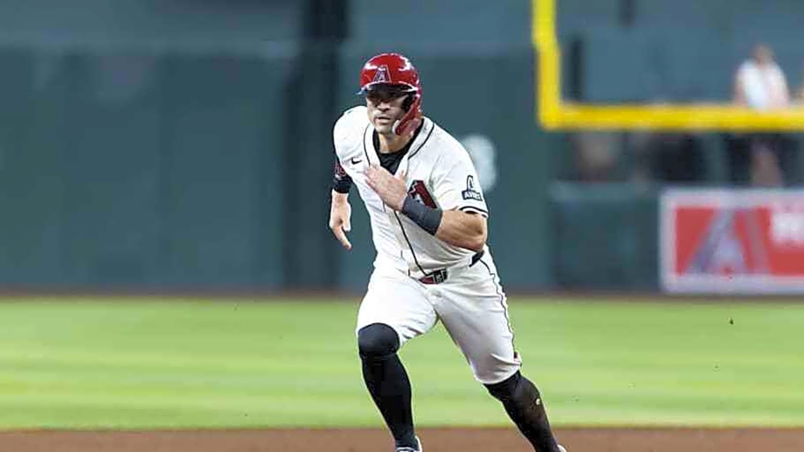 Report: Diamondbacks Trade Platoon Outfielder to Royals for Reliever