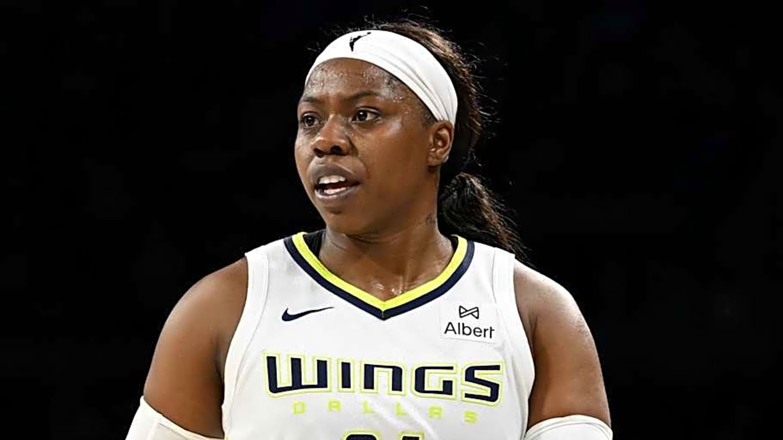Wings Star Arike Ogunbowale Squashes Geno Auriemma Beef With Postgame Exchange