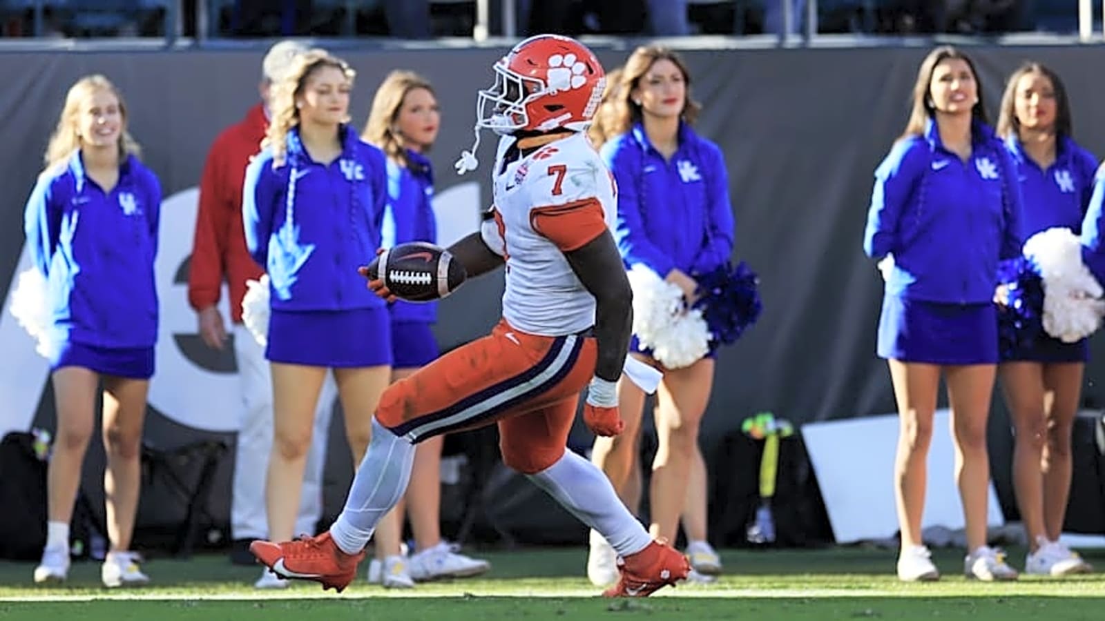 New Dallas Cowboys running back gets &#39;Marion Barber&#39; comparison