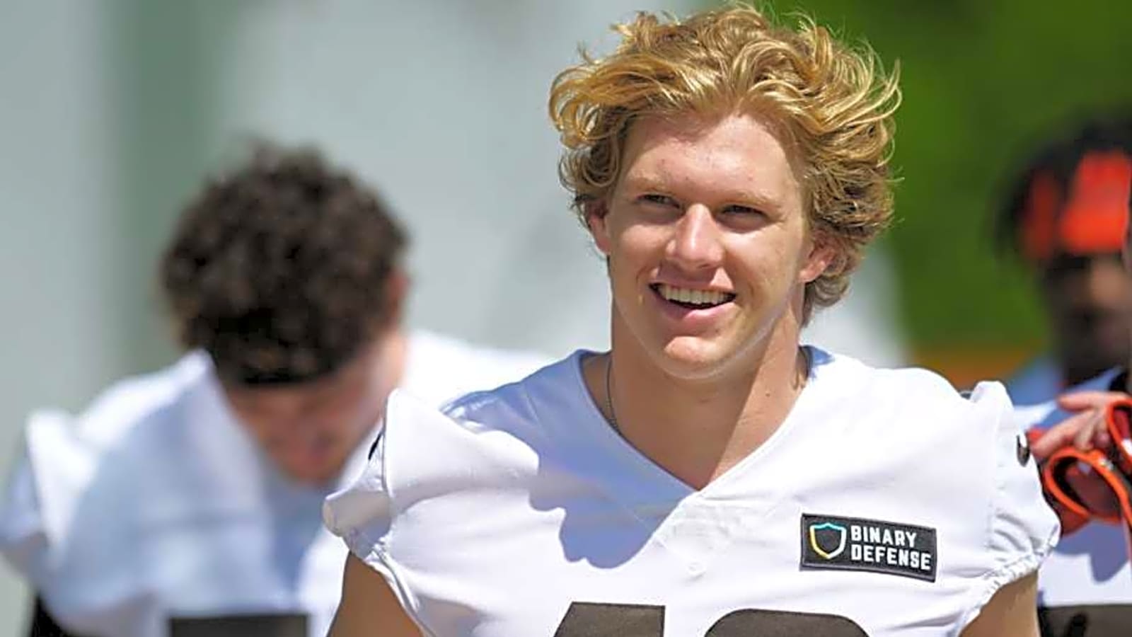 UCLA&#39;s Carson Schwesinger Avoids Second-Round Draft Trend