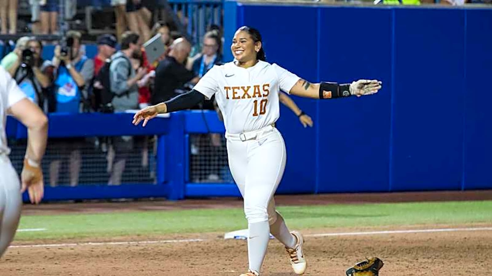 Texas Longhorns Softball Star Mia Scott Turning Pro