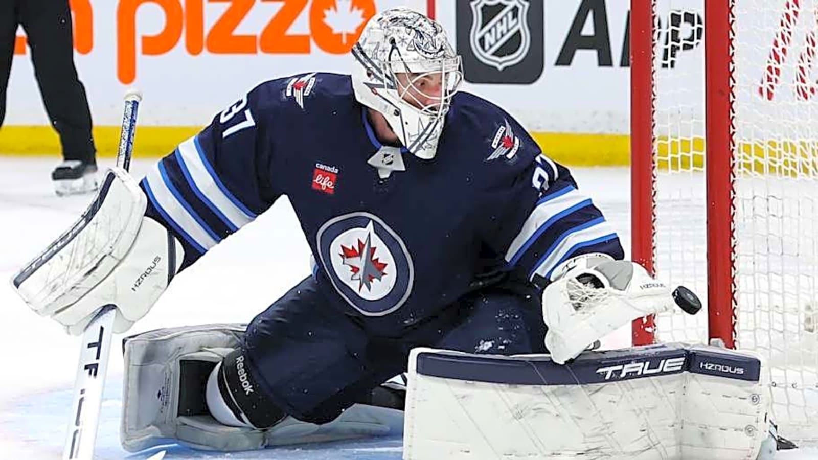 Jets&#39; Connor Hellebuyck Disrespected in Player Poll