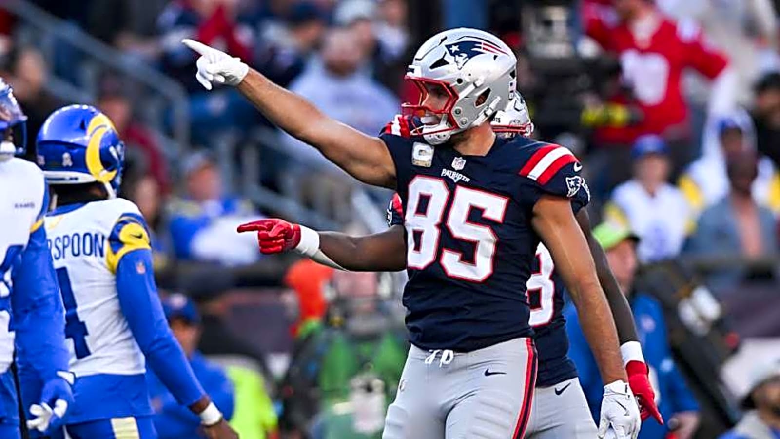 Patriots TE Wins Prestigious Community Service Award