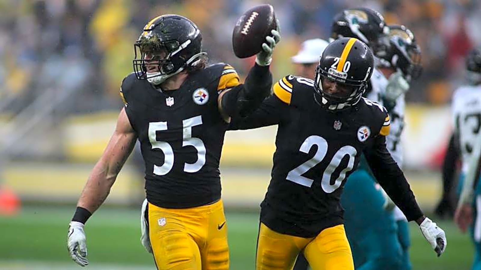 Steelers Teammates Honor Cole Holcomb With Award