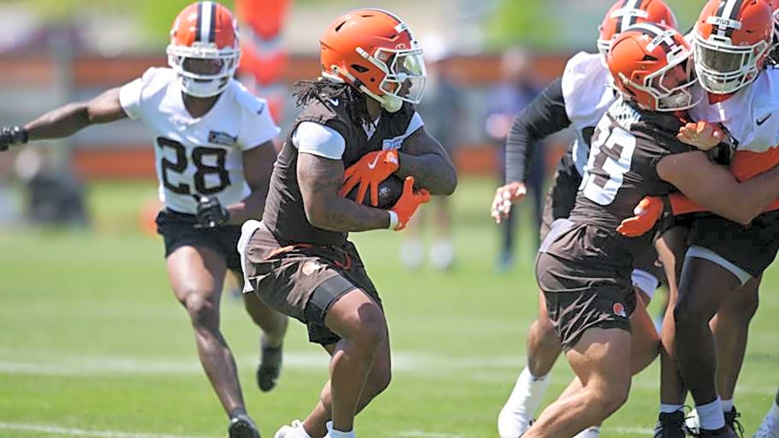 Former NFL Player Shares Thoughts on Cleveland Browns RB&#39;s Contract Situation