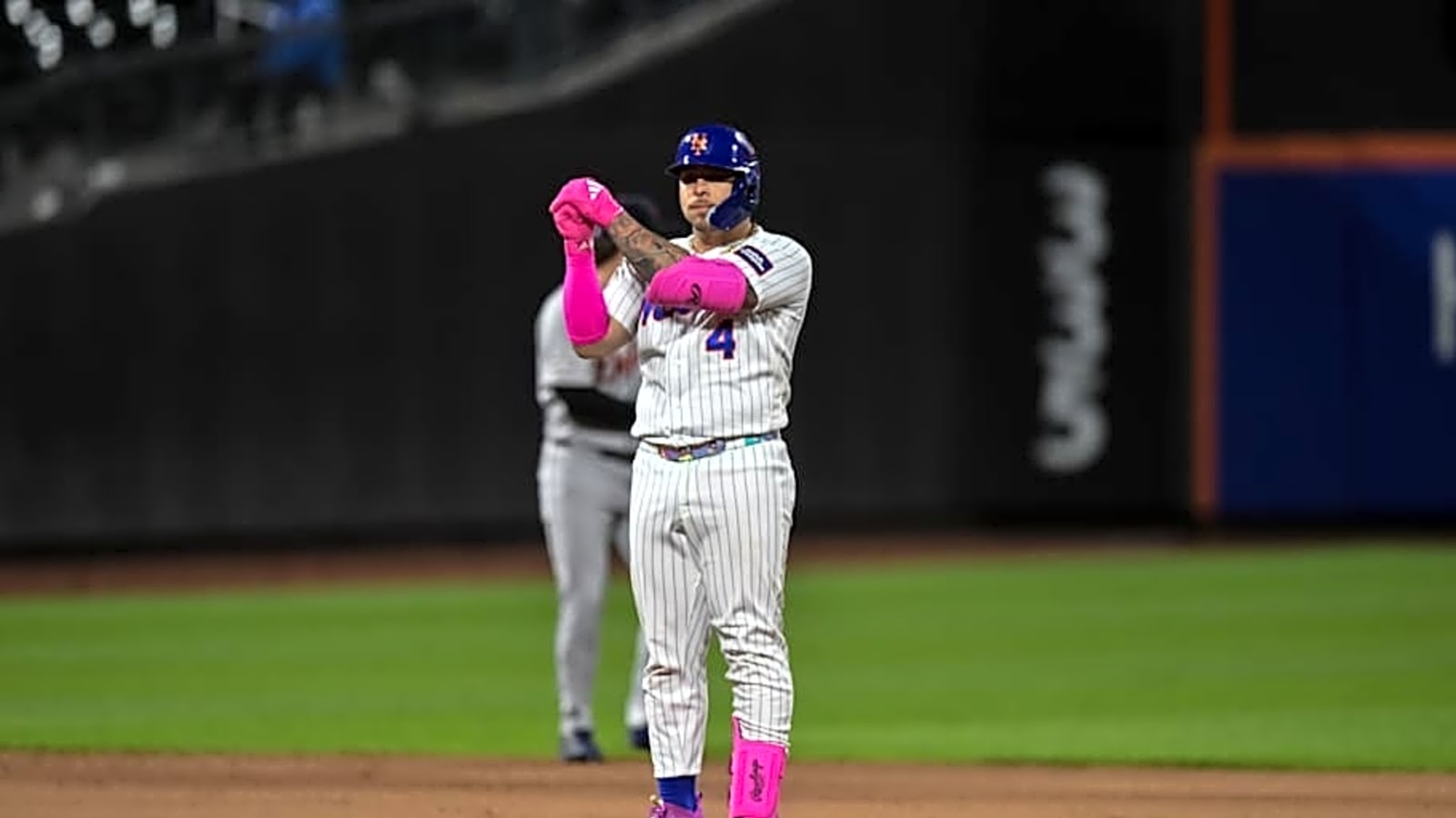 Mets' Francisco Álvarez Exits Game with Knee Injury