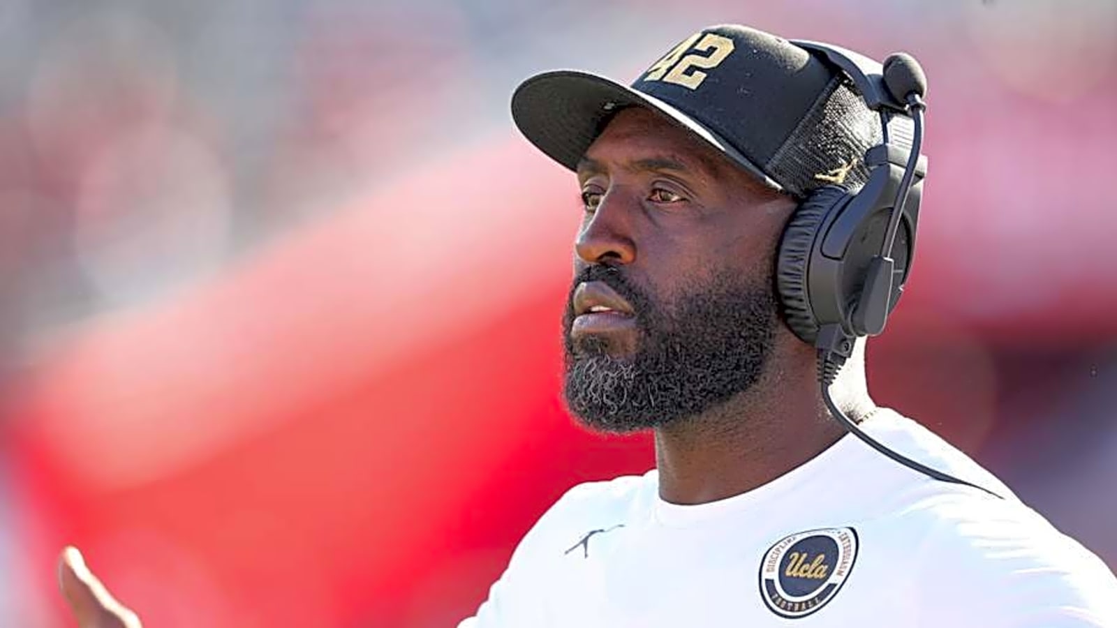 Bruins Freshman LB Enters Portal