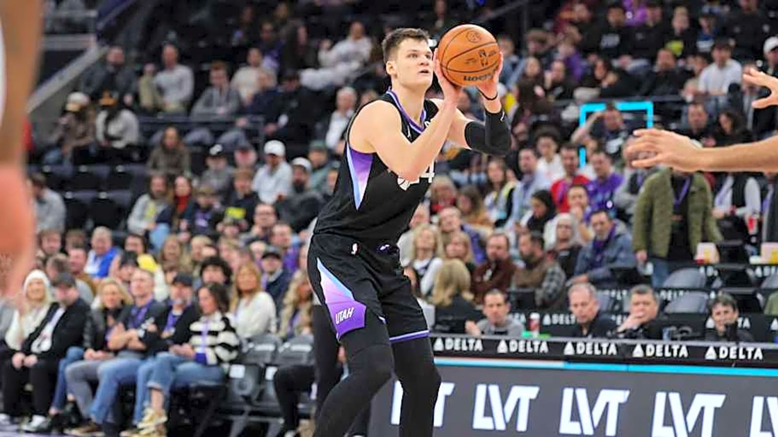 NBA Insider Reveals New Intel on Lakers&#39; Walker Kessler Trade
