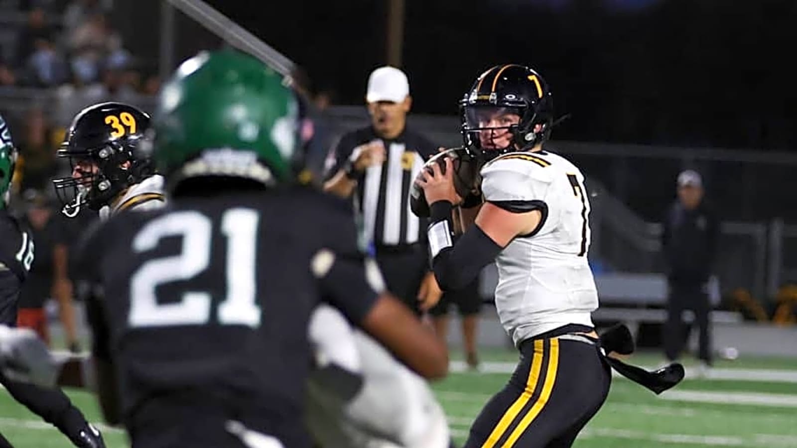 Michigan football QB commit suffers season-ending knee injury