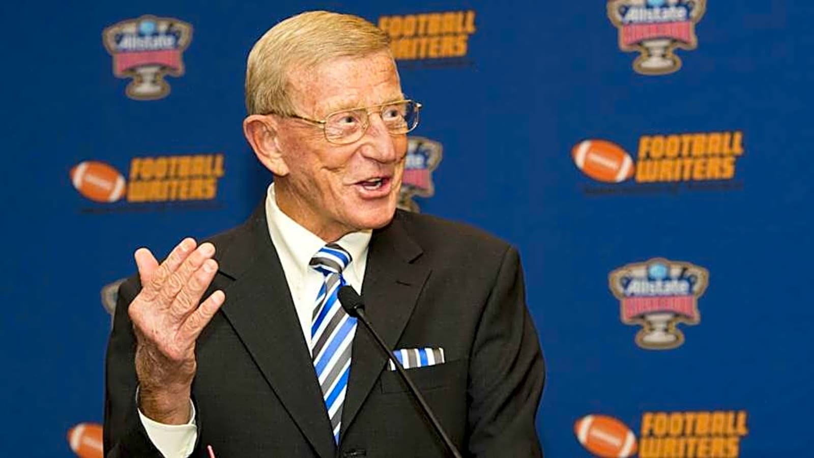 College Football World Reacts to Lou Holtz's Death