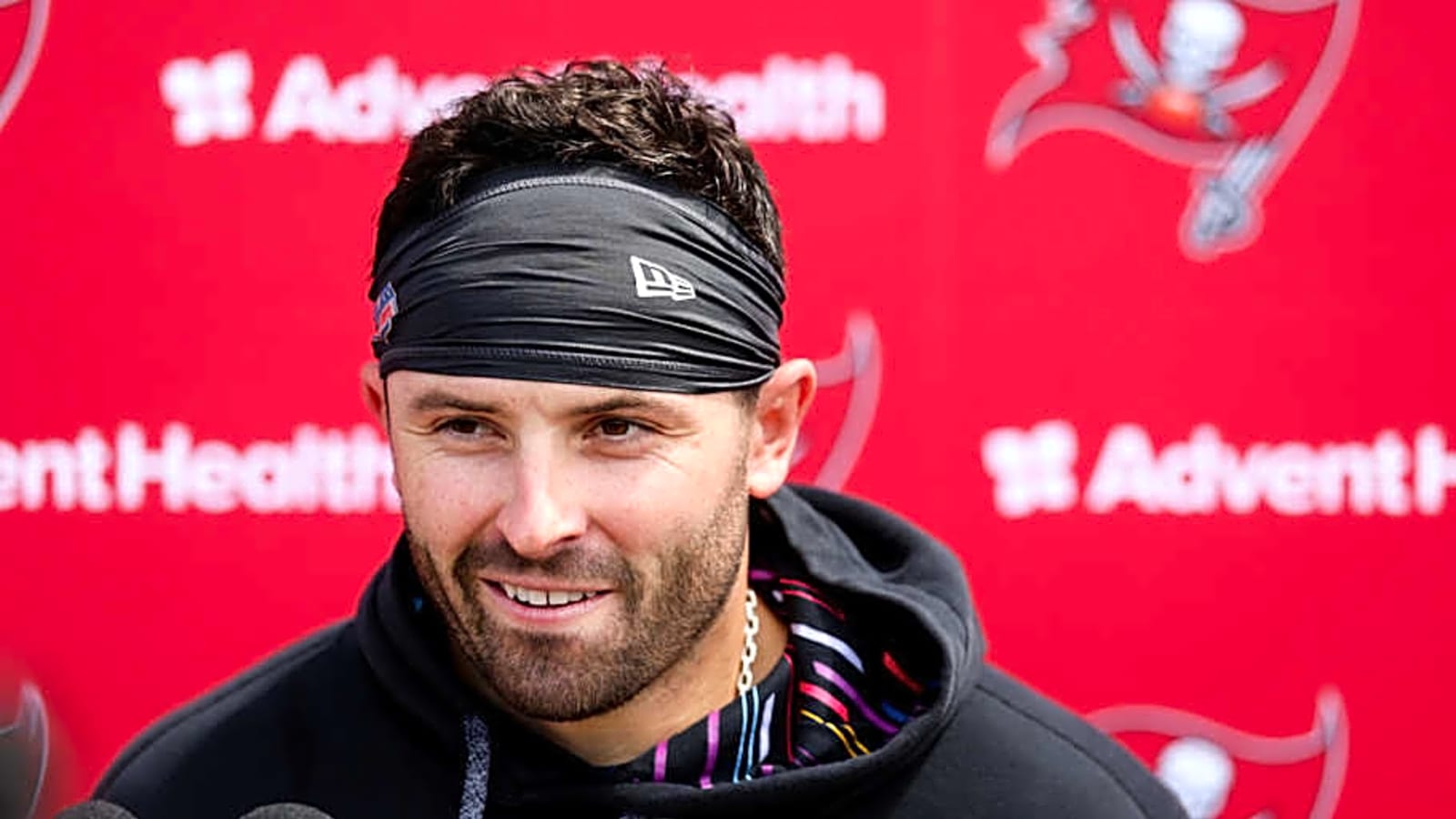 Bucs QB Baker Mayfield&#39;s fan interaction at celebrity golf tournament goes viral