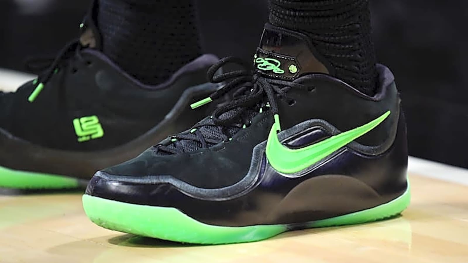 LeBron & Steph Went Retro With Their Sneakers Last Night