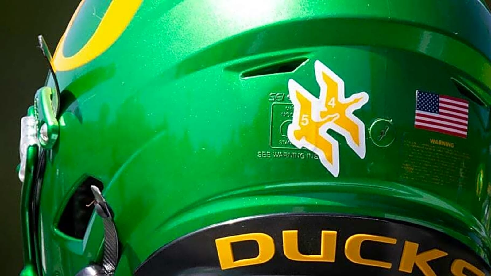 Oregon Ducks&#39; Emotional Tribute To Honor Fallen Teammates