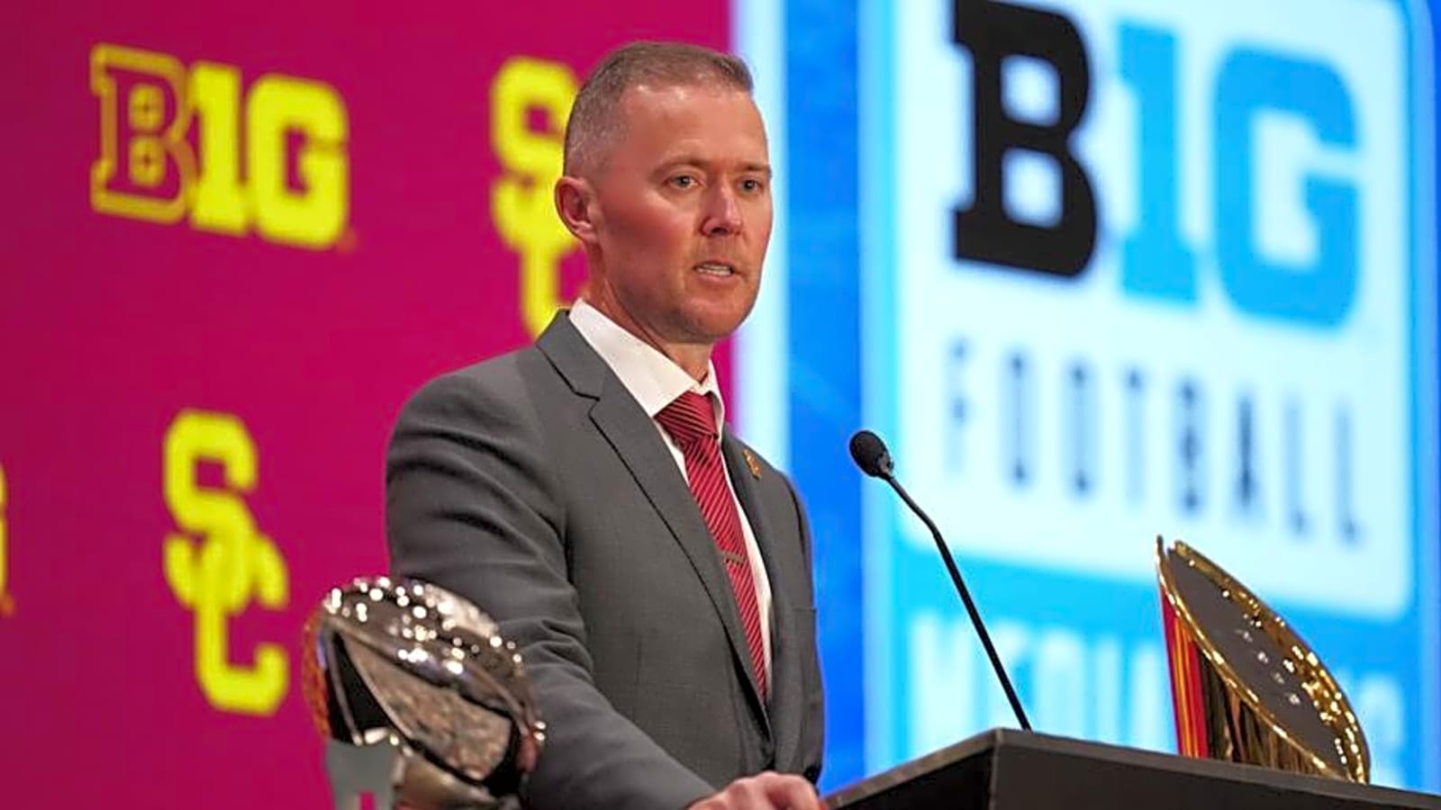 USC Trojans&#39; Lincoln Riley Names Starting Quarterback