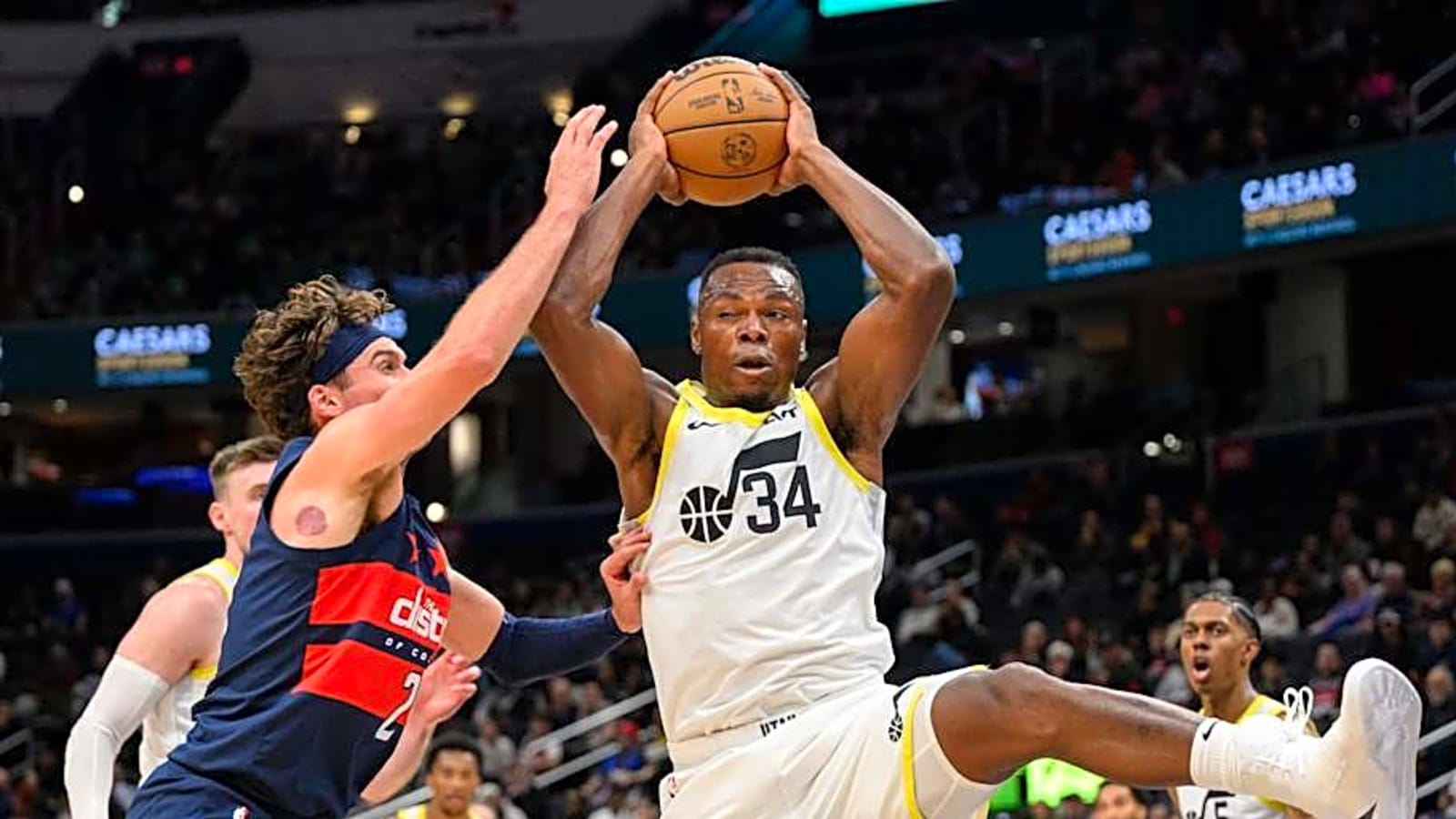 Utah Jazz Sign Fan Favorite Center