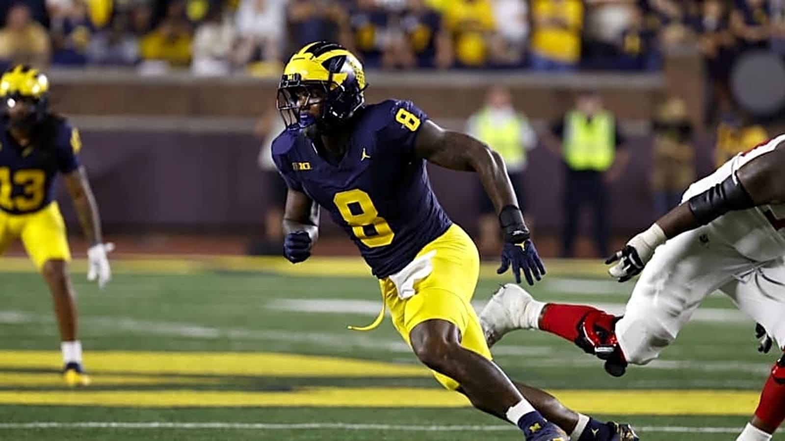 Michigan football star giving back to his hometown
