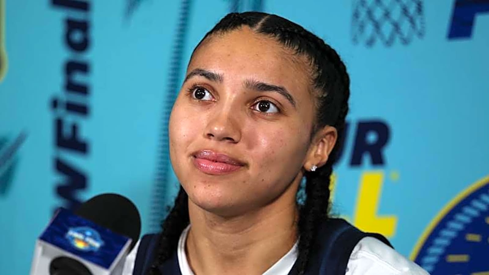 Azzi Fudd's Reaction to 'Paige Bueckers Girlfriend' Sign Says It All