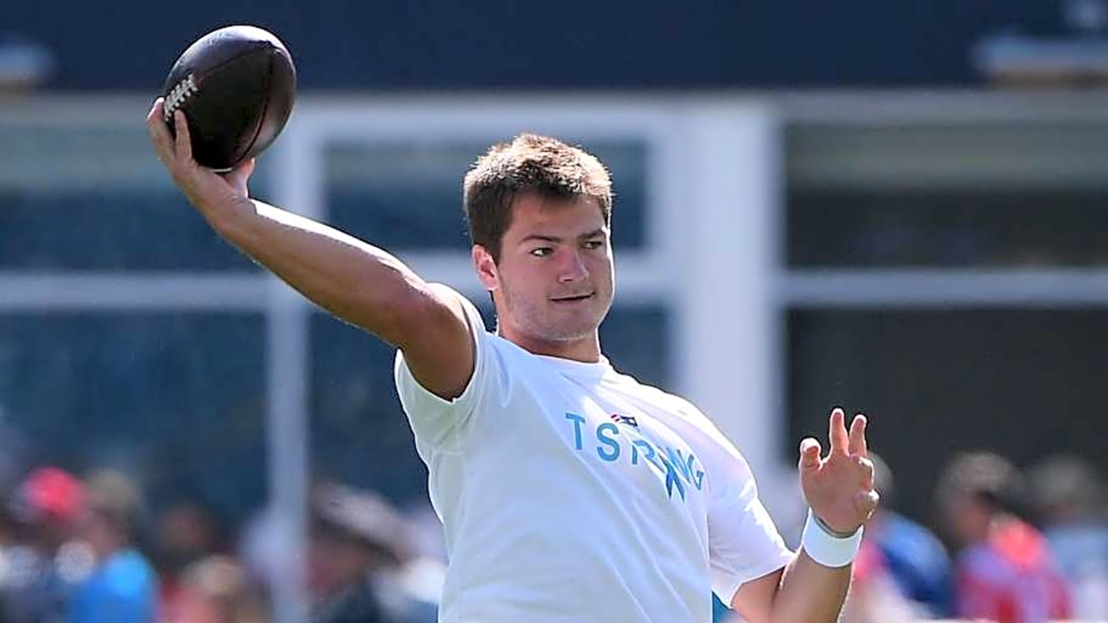 Patriots Pay Tribute to Sick Defensive Coordinator