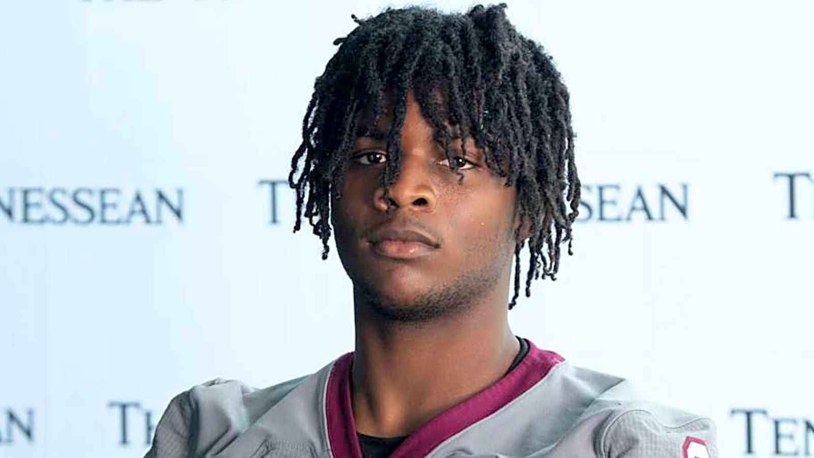 Zach Groves Commits to Tennessee Football