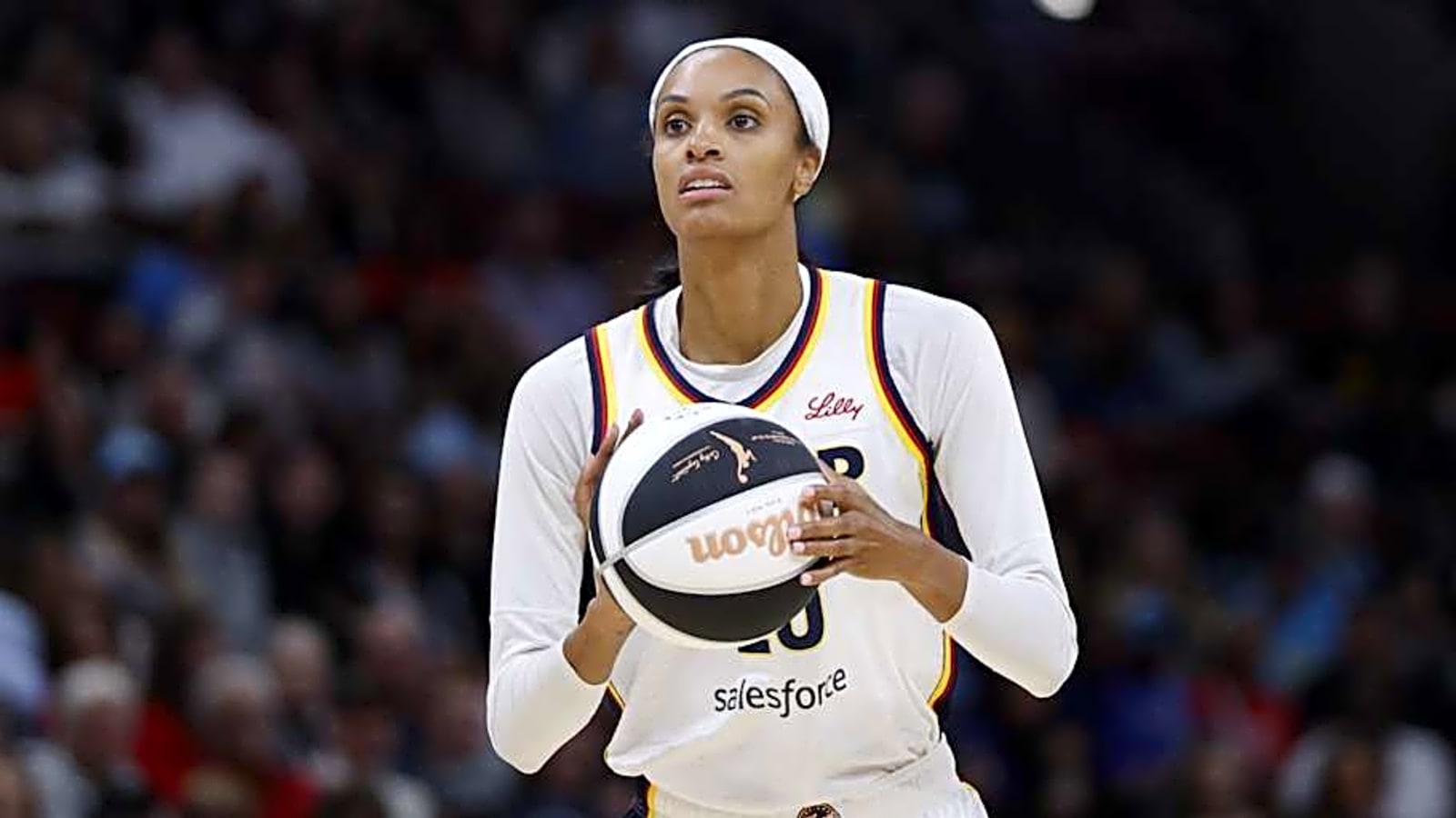 DeWanna Bonner Has 4-Word Message on Mercury Role After Joining Phoenix From Fever