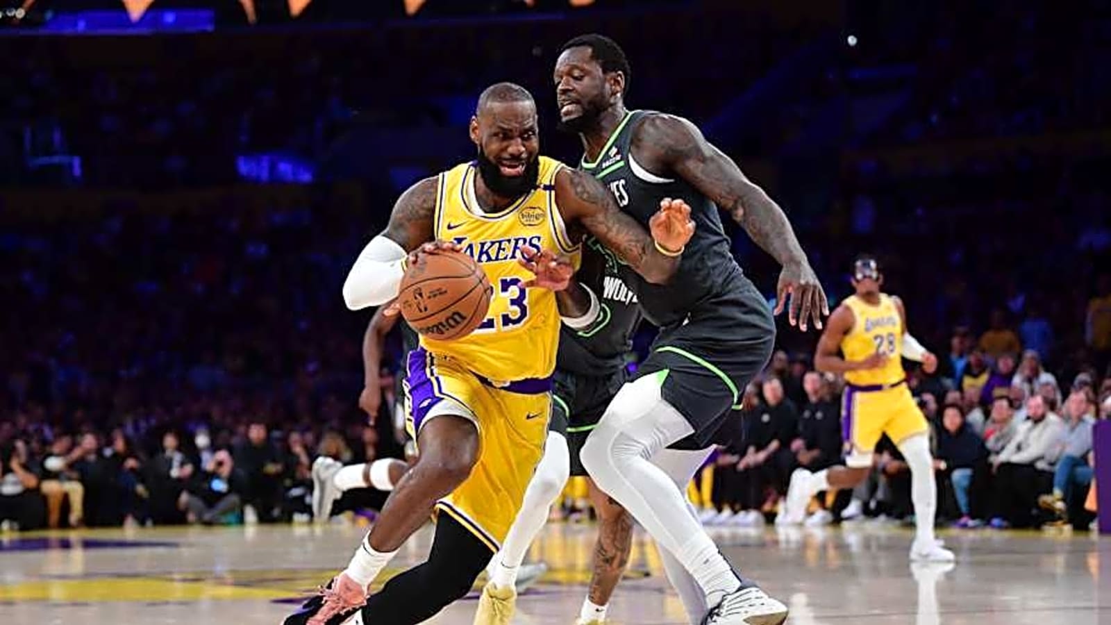 Lakers&#39; LeBron James Not Expected to Take Pay Cut: Report