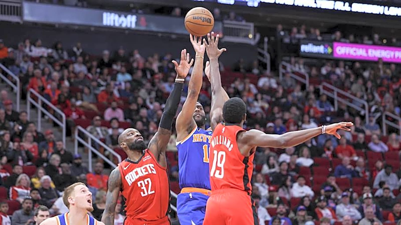 Lakers Sign Former Knicks Forward, Rockets Guard Ahead of Training Camp